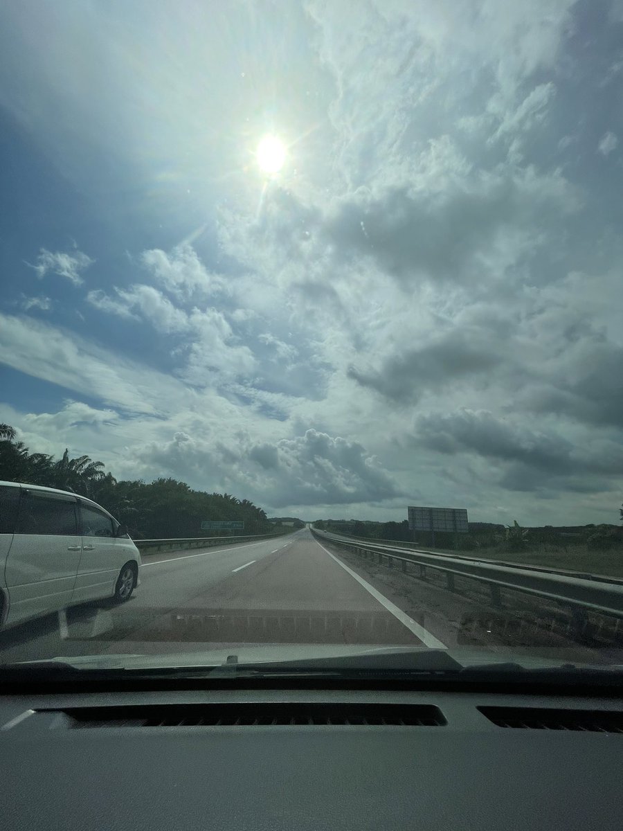 NazrinSyafiq6's tweet photo. Work time 😫 https://t.co/fLsILx6S33
