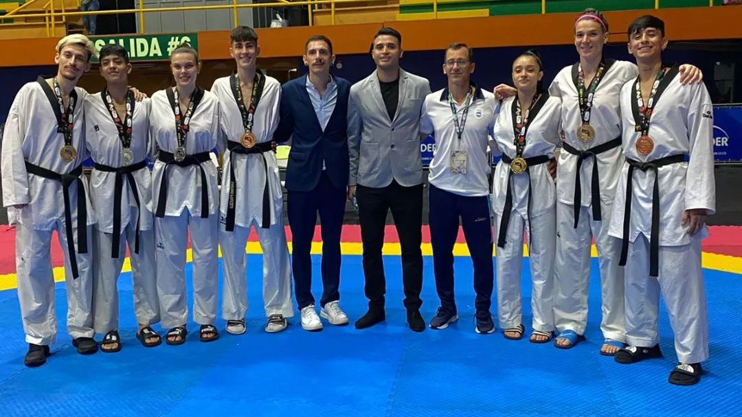 Horizonte_2028's tweet image. #Taekwondo 🥋 / Enorme actuación de integrantes del Centro Integral TKD de La Plata en el Open G2 de Costa Rica

🥇 Candela Cazzappa (-73)
🥈 Vicky Rivas (-67)
🥉 Santino Policelli (-58)

🇦🇷 7 medallas en total para Argentina

🔜 @TKDArgOpen 9/9 en Mar del Plata

📸 @cataekwondo