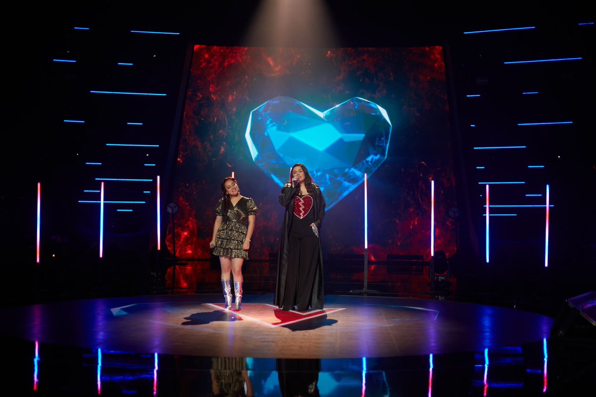 yuritaflowers's tweet photo. ¡¡¡Se siente tan bonito compartir el escenario de @LaVozTvAzteca con Fatima, es un recuerdo que me acompañará toda la vida!!! Fati estoy segura que sea cual sea tú decisión serás de gran bendición, porque tu voz es un don.  Orgullosamente #EquipoYuridia https://t.co/zj6QV7PloX