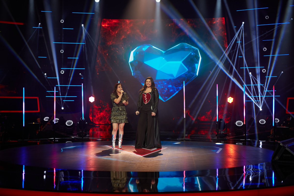 yuritaflowers's tweet photo. ¡¡¡Se siente tan bonito compartir el escenario de @LaVozTvAzteca con Fatima, es un recuerdo que me acompañará toda la vida!!! Fati estoy segura que sea cual sea tú decisión serás de gran bendición, porque tu voz es un don.  Orgullosamente #EquipoYuridia https://t.co/zj6QV7PloX