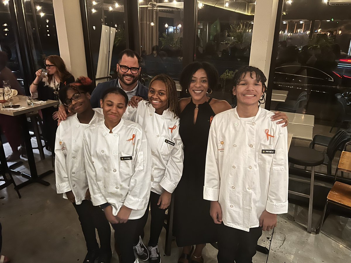 JackieMarushka's tweet image. What an incredible evening - future chefs and community/national/global leaders in-the-making. Thank you Rokeisha, Chad and @cafemomentumnsh for loving on these wonderful, smart, talented, hard working and positive youth!