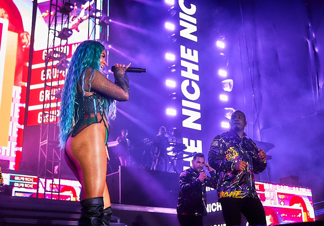 AndresBaeza00's tweet photo. #VjTime @gruponicheoficial  ft @karolg 
  
 📷 #htfeer 
 
#VJ #resolumearena #resolume #karolg #gruponiche #concert #visual https://t.co/IfZTlC2u8r