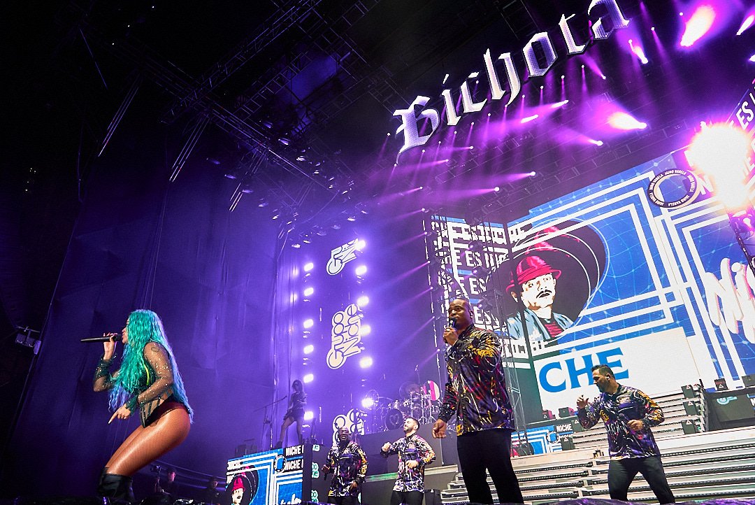 AndresBaeza00's tweet photo. #VjTime @gruponicheoficial  ft @karolg 
  
 📷 #htfeer 
 
#VJ #resolumearena #resolume #karolg #gruponiche #concert #visual https://t.co/IfZTlC2u8r