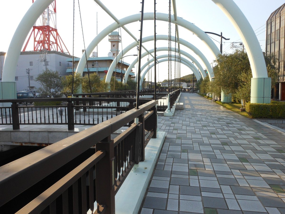 BQ_laboratory's tweet photo. 【珍スポット】土渕海峡(香川県土庄町)
小豆島と隣合う前島間にある世界一狭い海峡。96年にギネス認定。ギネス登録のためにわざわざ名前をつけたそう。眼の前にある役場で通行認定書が貰える。ただの川に見える。
#珍スポット #B級スポット #海峡 https://t.co/2XCt1noHlK