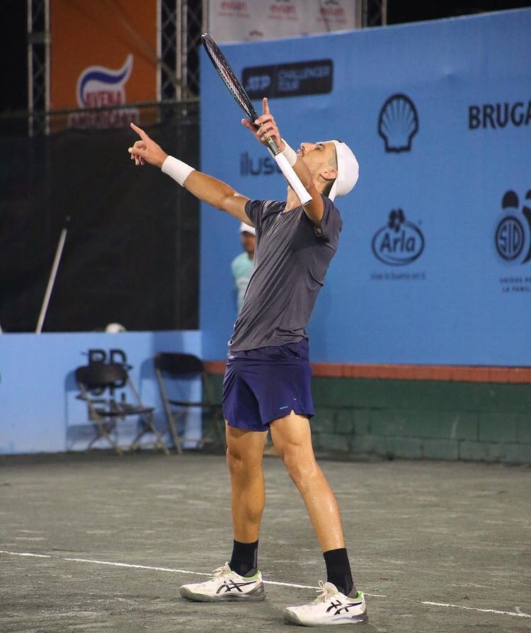 purotenis_'s tweet photo. JAMÁS BAJAR LOS BRAZOS🇦🇷🇺🇸
Pedro #Cachin🇦🇷 ganó el mejor partido de su carrera.
Derrotó 64 63 57 16 76(6) a #Bedene🇸🇮 y se metió en 2R del #USOpen
✅ En el 2022 llegó a Top 100, ganó 4 títulos y ya tiene victorias en RG y US Open🔵
🔜 Irá 🆚 #Holt🇺🇸, que hoy sacó a #Fritz🇺🇸 https://t.co/WwZ8KnMueS