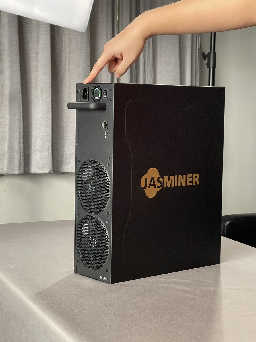 jasminer_com's tweet photo. #JASNews Let's take a look at the real pictures of the new version of #JASMINER X4-Q. It is the same size (3U size) and the same noise (<40db) as the computer mainframe, which will bring miners a more efficient, energy-saving and quiet mining experience! (via @JingleMining) #ETC https://t.co/AP52F0m9xO