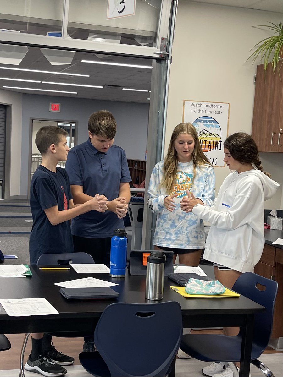 Mrs_Fritsch1's tweet photo. Learning about ourselves by exploring common traits to kick off our genetics unit! π§¬Itβs easy to be actively engaged in the lessons when the subject is YOU! π#scienceisfun #ihavethebestkids #activelearning #rightoverleft #leftoverright https://t.co/wAAytaHbr9