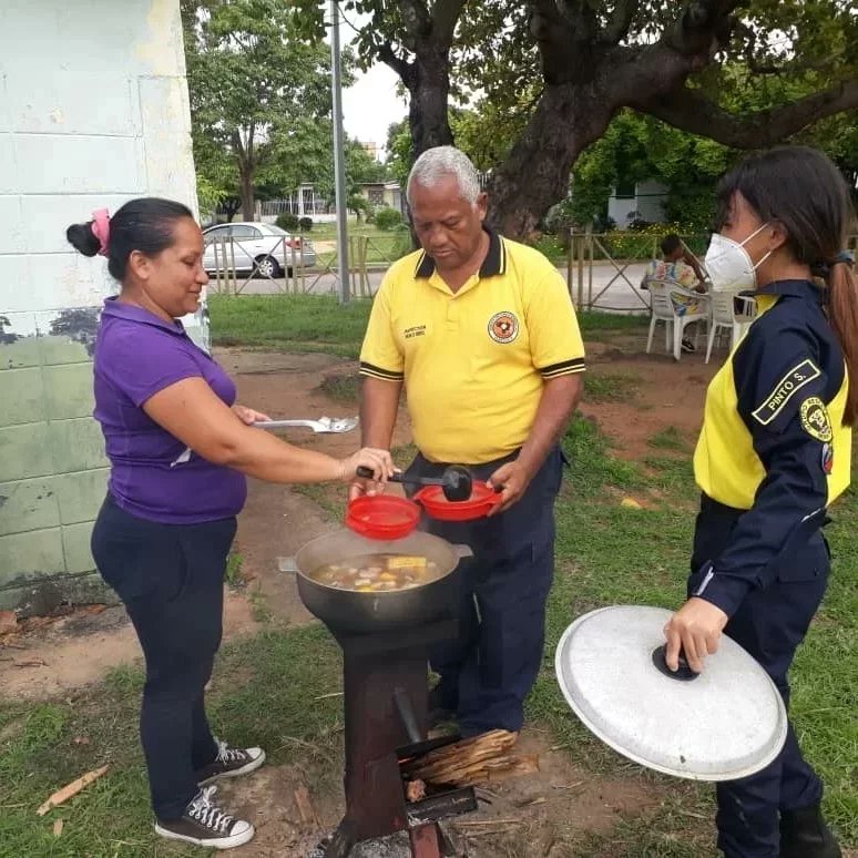 Distribución de almuerzo a personas en condición de calles realiza Grupo Rescate Roraima en Urbanización Vta. Hermosa Ciudad Bolivar