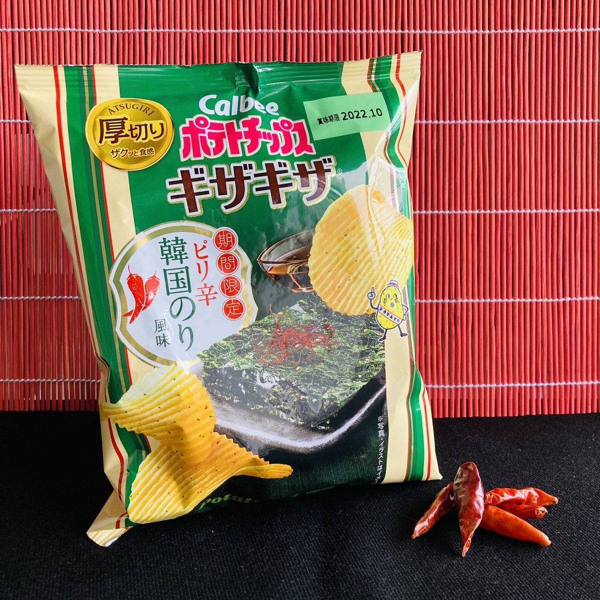 Calbee カルビー 公式 期間限定 ポテトチップスギザギザ R ピリ辛韓国のり風味 風味豊かなのりとごま油で味付けた韓国のり風味が楽しめる ピリッと効かせた唐辛子がアクセント 食べ応えのあるザクっと食感で心地よい満足感 ご褒美タイムのお供に
