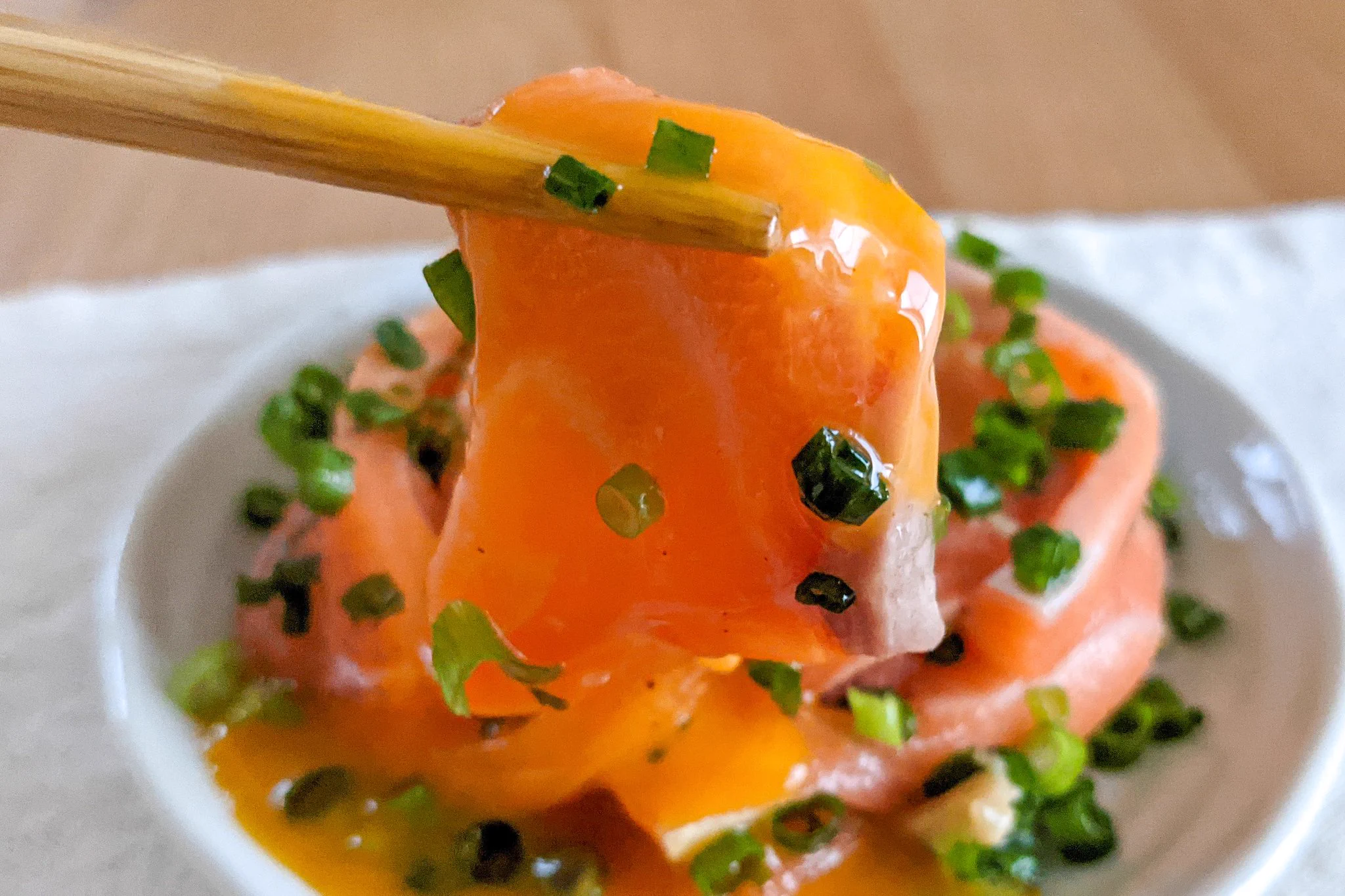 一味違うユッケはいかが？さっぱりおいしい「塩サーモンユッケ」。