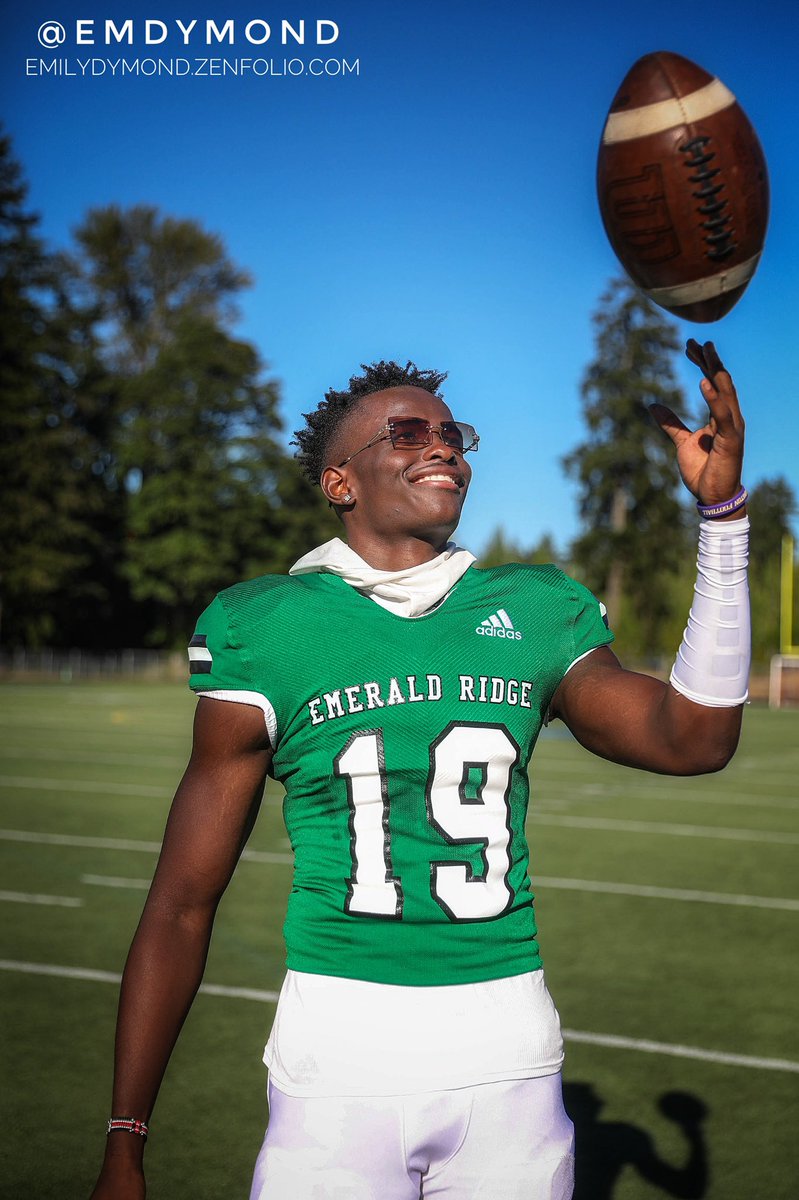 Emdymondphotos's tweet photo. Elvis Kariuki of @JagNationFB feeling fresh and looking slick in the new gang green uni #SeniorMini π https://t.co/IjmyBk2OTW
