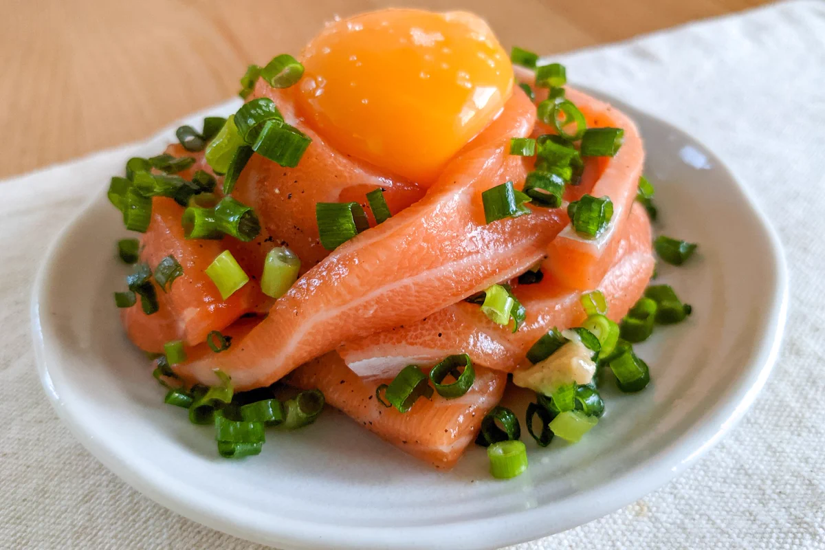 一味違うユッケはいかが？さっぱりおいしい「塩サーモンユッケ」。