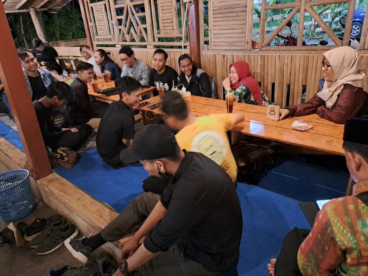 #PKB ngopi bareng anak anak muda Banyumas. "Politik Riang Gembira?, Nang kene! Nang kene!. 💪 <a href="/cakimiNOW/">A Muhaimin Iskandar</a> <a href="/DPP_PKB/">DPP PKB</a> <a href="/FraksiPKB/">Fraksi PKB DPR RI</a> <a href="/CucunA44/">cucun syamsurijal</a> <a href="/EmHasanuddin/">M Hasanuddin Wahid</a> <a href="/hanifdhakiri/">MHD</a> <a href="/yusuf_ch/">M Yusuf Chudlory</a> <a href="/pkbjawatengah/">DPW PKB Jateng</a> <a href="/DPN_GEMASABA/">DPN GEMASABA</a> <a href="/Gardabangsaa/">Garda Bangsa Media</a> <a href="/Wartech_24/">wartech_24</a> <a href="/heru_wido2/">Heru Widodo</a> <a href="/tommykurniawan7/">TOM KUR official</a>