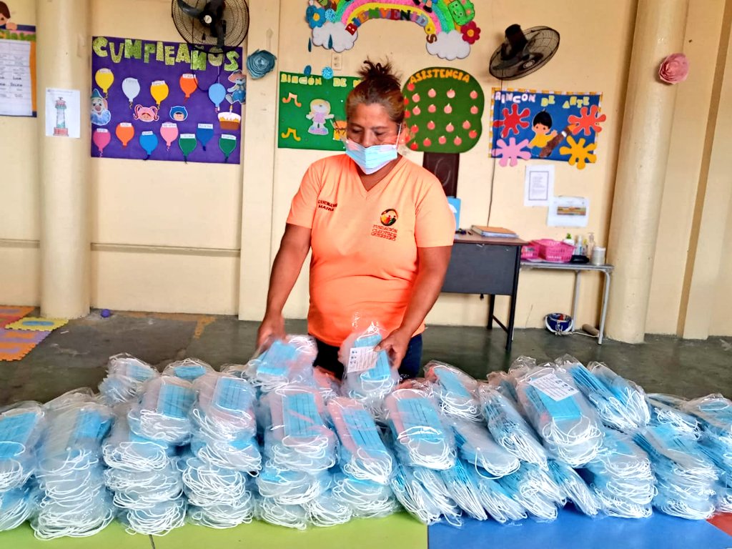 JimmySimisterra's tweet photo. Trabajamos por el bienestar de nuestros niños/as, adultos mayores, personas con discapacidad. Entregamos mascarillas quirúrgicas en escuelas y comunidad del sector Trinitaria para prevenir contagios de  COVID-19 y otras enfermedades estacionales
#laborsocial #trinitaria https://t.co/TySB2qlEO6
