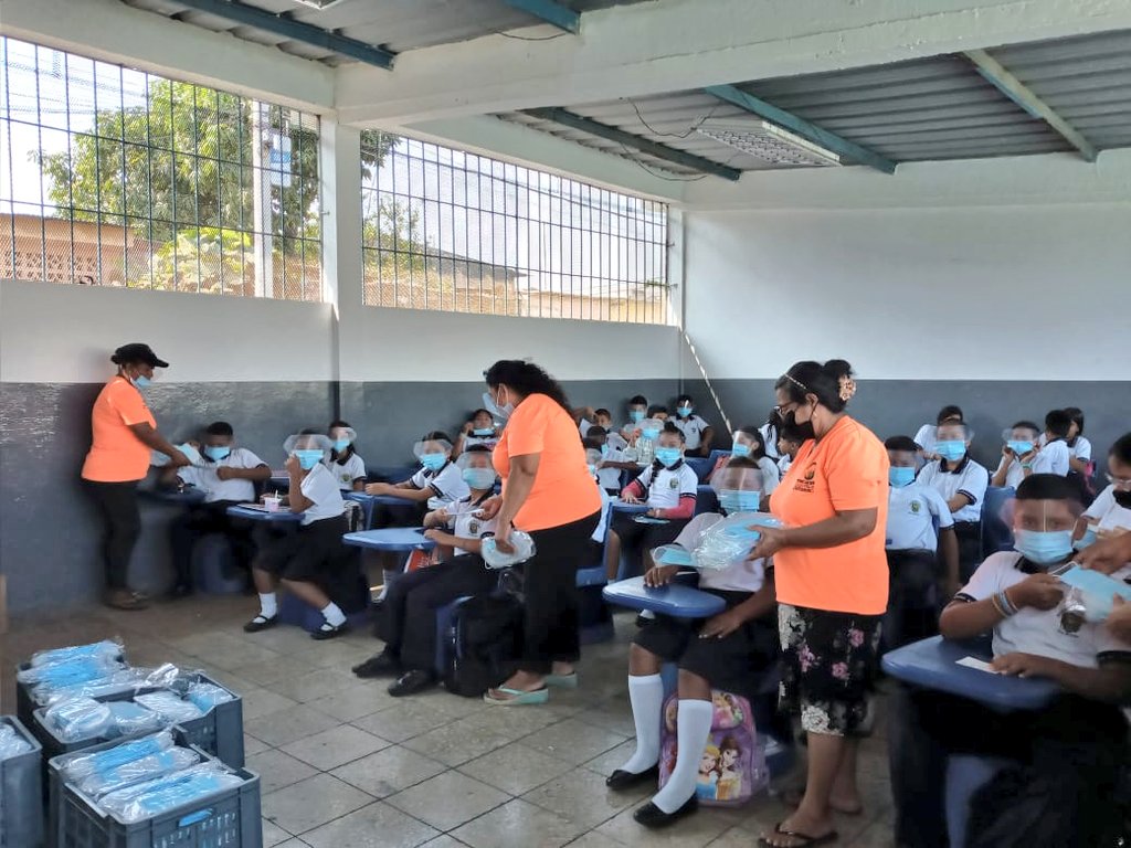 JimmySimisterra's tweet photo. Trabajamos por el bienestar de nuestros niños/as, adultos mayores, personas con discapacidad. Entregamos mascarillas quirúrgicas en escuelas y comunidad del sector Trinitaria para prevenir contagios de  COVID-19 y otras enfermedades estacionales
#laborsocial #trinitaria https://t.co/TySB2qlEO6