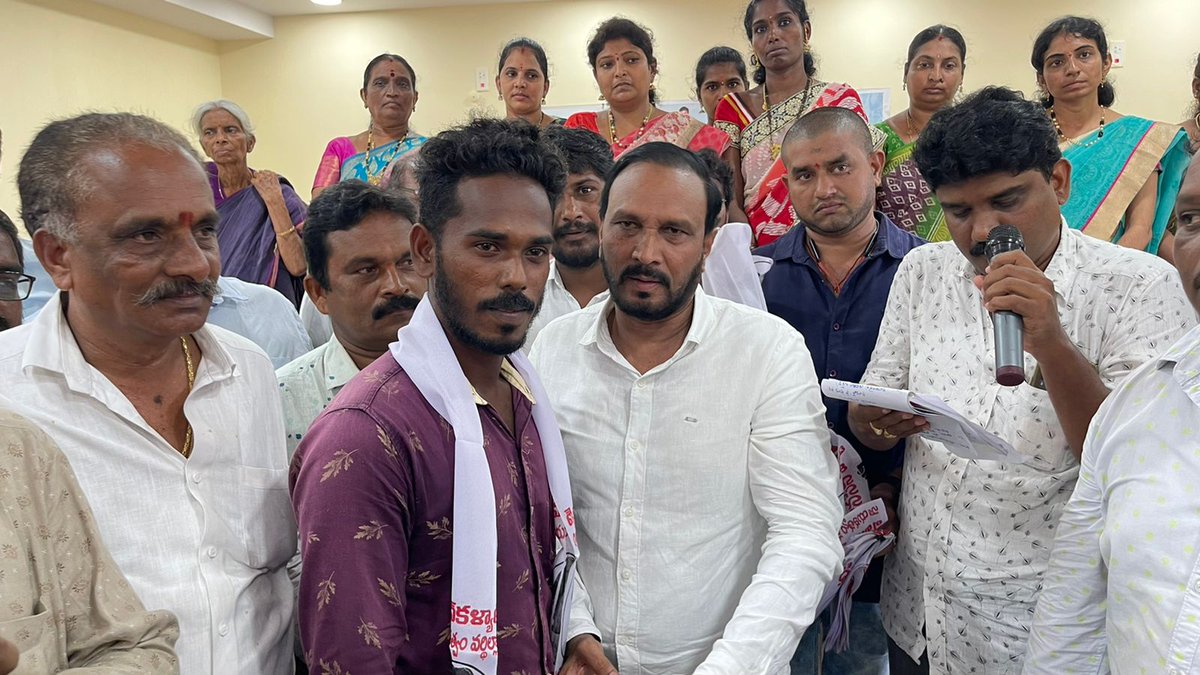 JanaSenaParty's tweet photo. జనసేన అధ్యక్షులు శ్రీ పవన్ కళ్యాణ్ గారి ఆశయాలకు ఆకర్షితులై, జనసేన పార్టీ సిద్ధాంతాలు సిద్ధాంతాలు నచ్చి అమలాపురం నియోజకవర్గంలో S.యానం గ్రామానికి చెందిన అగ్నికులక్షత్రియ యువకులు నియోజకవర్గ ఇన్చార్జి  శెట్టిబత్తుల రాజబాబు గారి ఆధ్వర్యంలో జనసేన పార్టీలో చేరారు. https://t.co/V19S9XIw8L