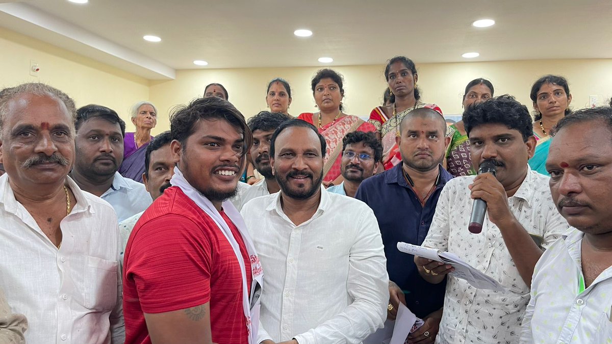 JanaSenaParty's tweet photo. జనసేన అధ్యక్షులు శ్రీ పవన్ కళ్యాణ్ గారి ఆశయాలకు ఆకర్షితులై, జనసేన పార్టీ సిద్ధాంతాలు సిద్ధాంతాలు నచ్చి అమలాపురం నియోజకవర్గంలో S.యానం గ్రామానికి చెందిన అగ్నికులక్షత్రియ యువకులు నియోజకవర్గ ఇన్చార్జి  శెట్టిబత్తుల రాజబాబు గారి ఆధ్వర్యంలో జనసేన పార్టీలో చేరారు. https://t.co/V19S9XIw8L