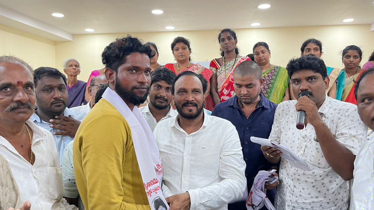 JanaSenaParty's tweet photo. జనసేన అధ్యక్షులు శ్రీ పవన్ కళ్యాణ్ గారి ఆశయాలకు ఆకర్షితులై, జనసేన పార్టీ సిద్ధాంతాలు సిద్ధాంతాలు నచ్చి అమలాపురం నియోజకవర్గంలో S.యానం గ్రామానికి చెందిన అగ్నికులక్షత్రియ యువకులు నియోజకవర్గ ఇన్చార్జి  శెట్టిబత్తుల రాజబాబు గారి ఆధ్వర్యంలో జనసేన పార్టీలో చేరారు. https://t.co/V19S9XIw8L