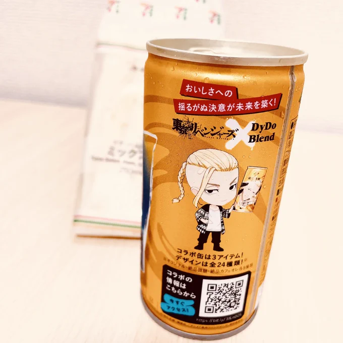 近所のセブンでドマドちゃん缶あったから確保してきました集合絵の缶も欲しかったけど、さすがにおしごと人で溢れかえるセブンの中で陳列されてる缶を奥までひっくり返すのは日和っちゃった 
