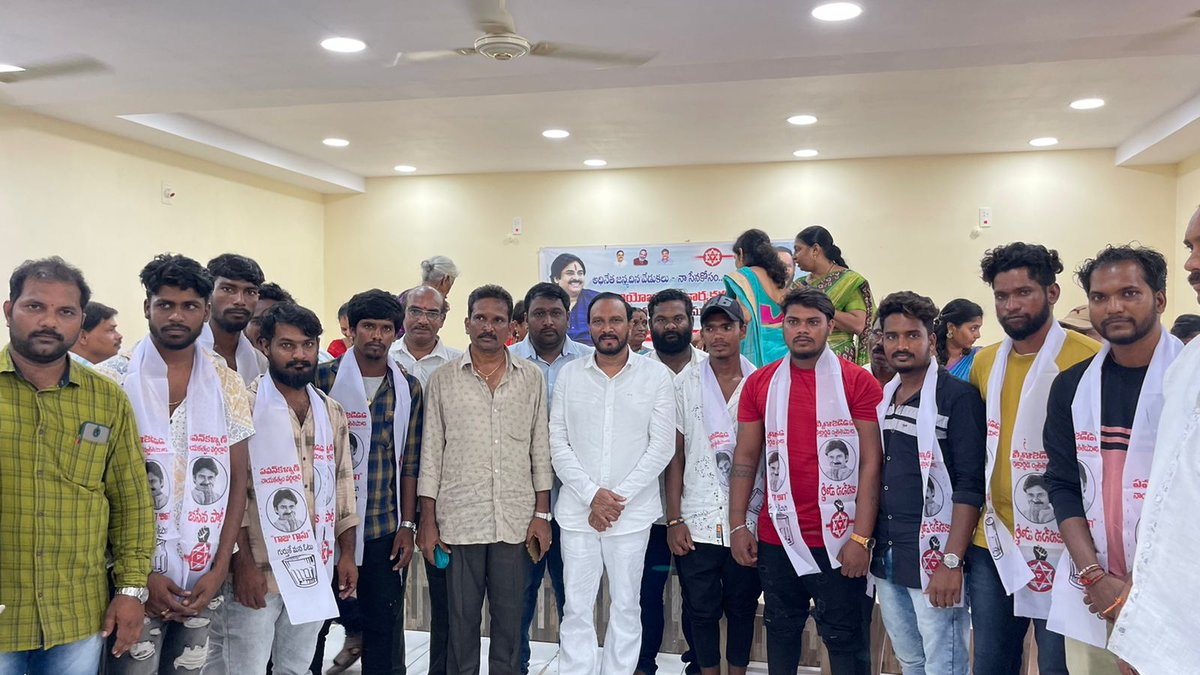 JanaSenaParty's tweet photo. జనసేన అధ్యక్షులు శ్రీ పవన్ కళ్యాణ్ గారి ఆశయాలకు ఆకర్షితులై, జనసేన పార్టీ సిద్ధాంతాలు సిద్ధాంతాలు నచ్చి అమలాపురం నియోజకవర్గంలో S.యానం గ్రామానికి చెందిన అగ్నికులక్షత్రియ యువకులు నియోజకవర్గ ఇన్చార్జి  శెట్టిబత్తుల రాజబాబు గారి ఆధ్వర్యంలో జనసేన పార్టీలో చేరారు. https://t.co/V19S9XIw8L