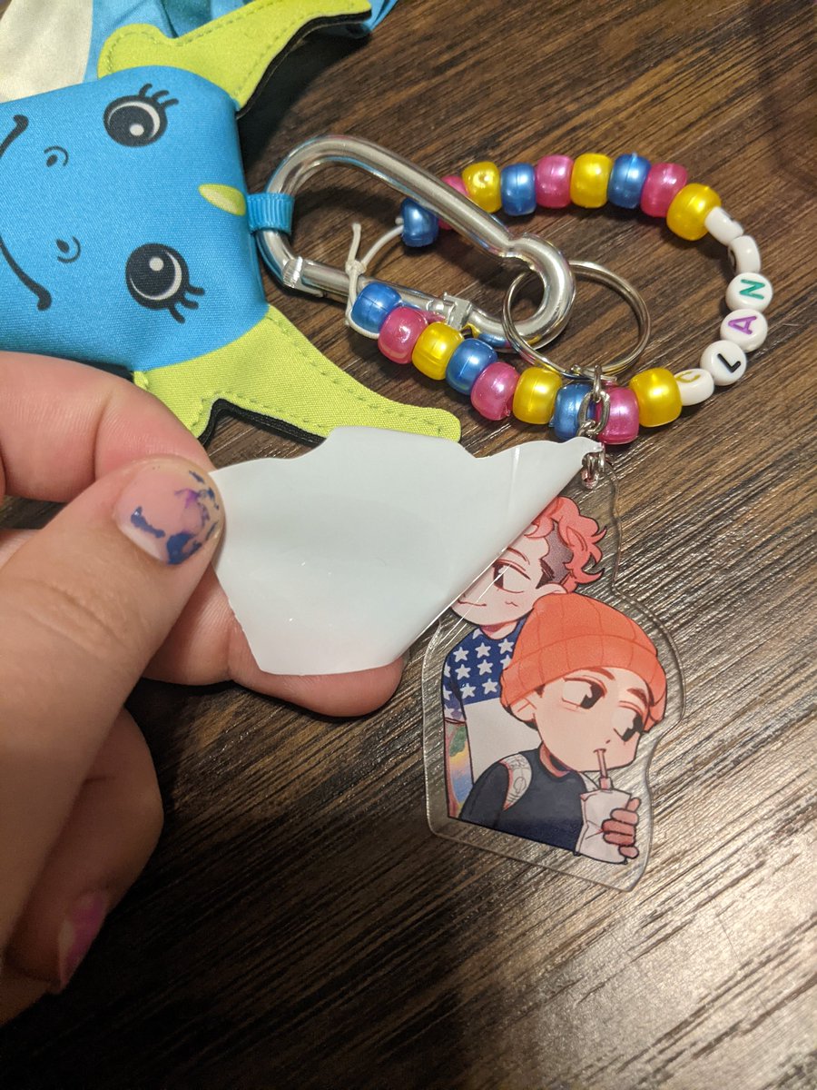DID ANYONE ELSE WHO GOT THE <a href="/ImTOP_EVENT/">TØP ARTBOOK</a> NOT REALIZE THAT THE KEYCHAIN IS DOUBLE SIDED?!?!? IVE HAD THIS FOR TWO MONTHS AND I JUST NOTICED IT PEELING AND I WAS LIKE OH NO ITS BREAKING BUT NO ITS LITERALLY A PROTECTIVE COVER AND ITS DOUBLE SIDED AND I NEVER REALIZED PFHDKFLDKS