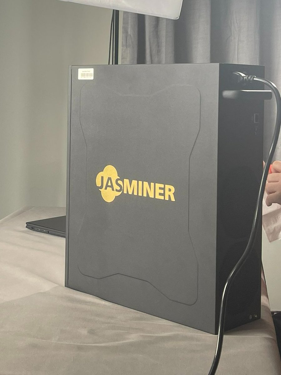 jasminer_com's tweet photo. #JASNews Let's take a look at the real pictures of the new version of #JASMINER X4-Q. It is the same size (3U size) and the same noise (<40db) as the computer mainframe, which will bring miners a more efficient, energy-saving and quiet mining experience! (via @JingleMining) #ETC https://t.co/AP52F0m9xO