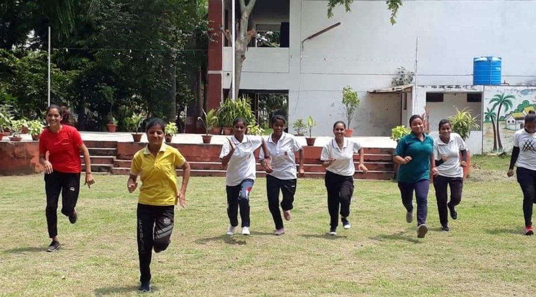 APSenCollegeNS2's tweet photo. AKAM की श्रृंखला में 29.08.22 को डा कीर्ति  व डा रश्मि द्वारा खेलकूद प्रतियोगिता का आयोजन किया गया।डा॰ रश्मि ने विभिन्न खेलों के नियमों, खेलों के इतिहास व महत्ता की संक्षिप्त जानकारी साझा की। केडी सिंह स्टेडियम में होने वाली प्रतियोगिताओ के लिए छात्राओं की टीम भी गठित की गई। https://t.co/daxYpHE7wo