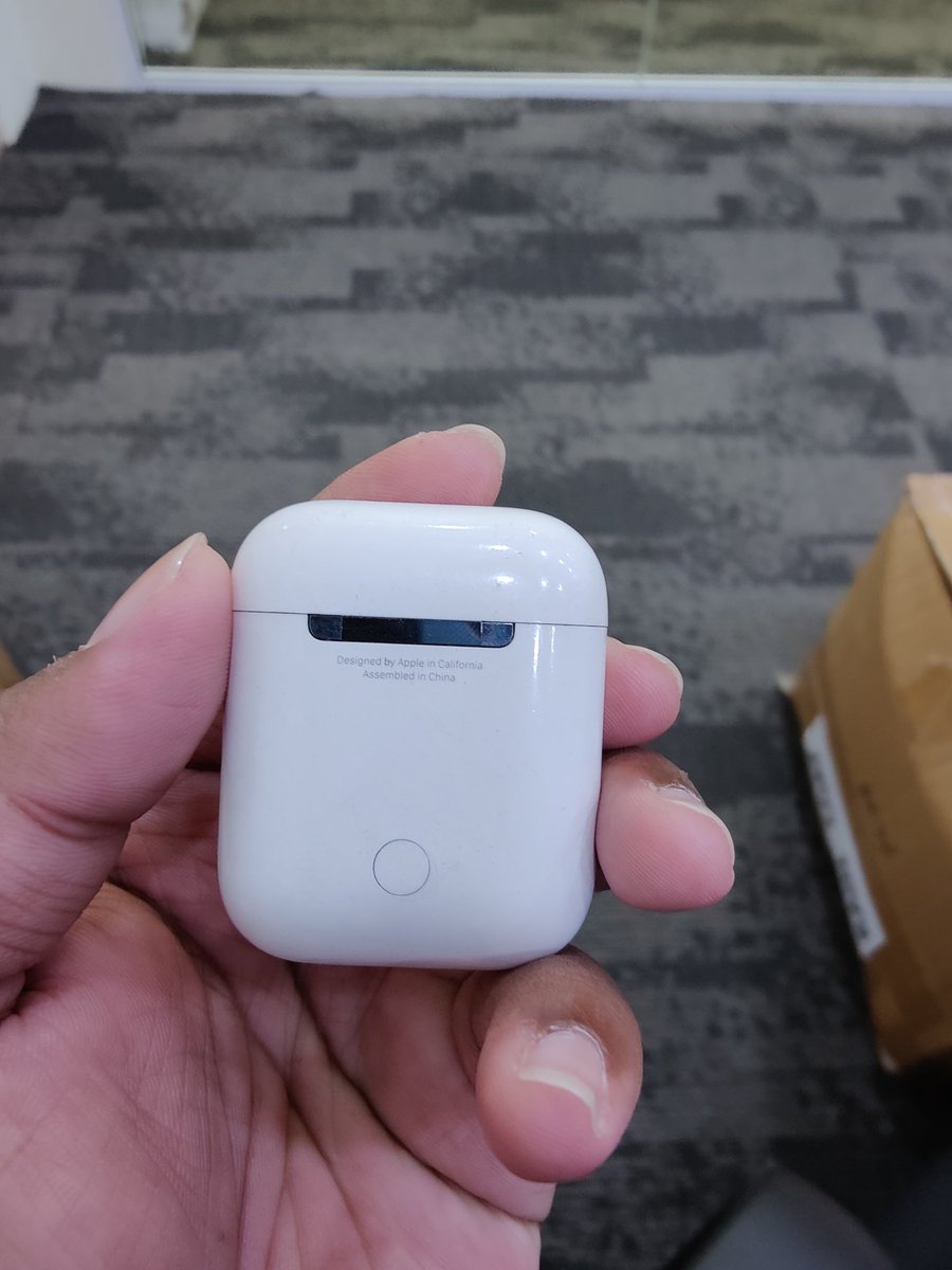 awwamdeaf's tweet photo. This morning I saw a woman drop it on boduthakurufaanu Magu in front of Male' Custodial while she was alone driving at 7:58am. I took it but can't find her. It seems like AirPods air. She wears a grey or dark blue dress. Also wears a helmet and drives on like Honda black scoopy. https://t.co/TN1DGm3uQr
