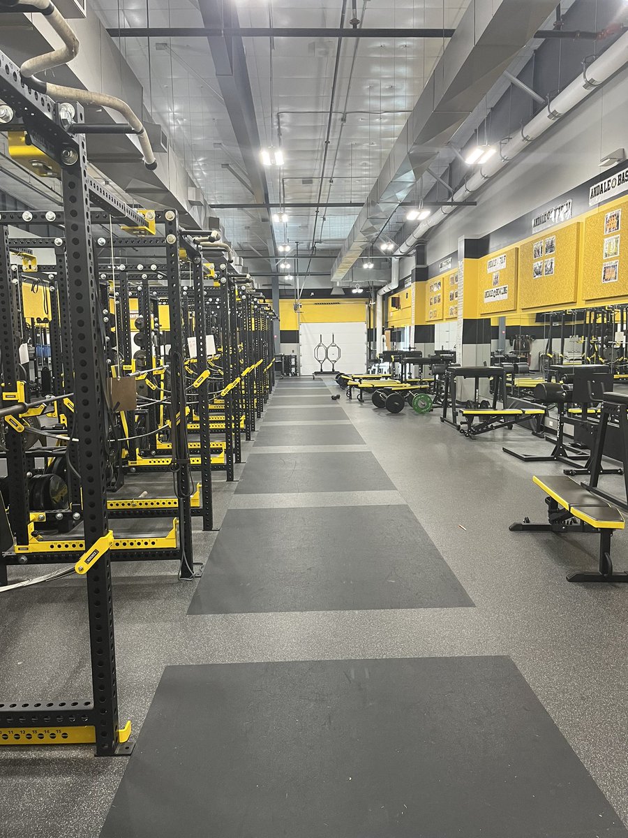 sportsinkansas's tweet photo. Andale weight room 💯. Better than a lot of college setups. Impressive stat: 11 🏈 players cleaned 300+ lbs last year, 17 did 275+ as well as girls star McKenzie Fairchild w/ 225. Weight room buy in for all sports has been the biggest difference w/ Andale &amp; their competition. https://t.co/FMWFGvEZgM