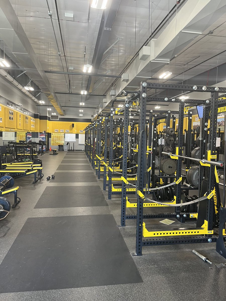 sportsinkansas's tweet photo. Andale weight room 💯. Better than a lot of college setups. Impressive stat: 11 🏈 players cleaned 300+ lbs last year, 17 did 275+ as well as girls star McKenzie Fairchild w/ 225. Weight room buy in for all sports has been the biggest difference w/ Andale &amp; their competition. https://t.co/FMWFGvEZgM