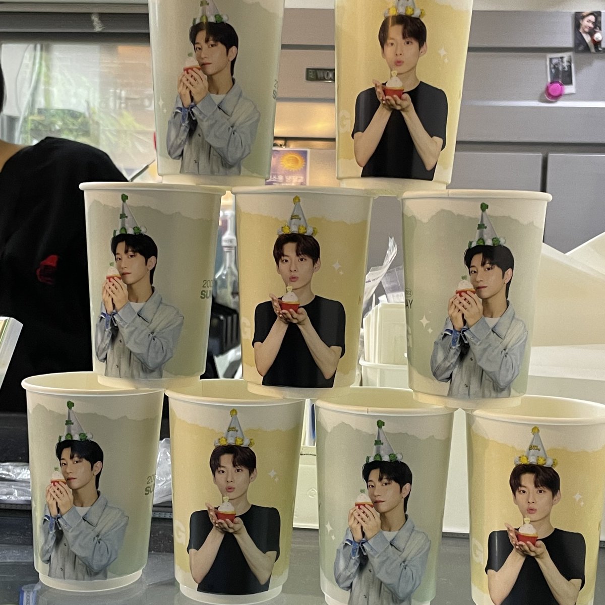 wnsruddn's tweet photo. 0830 HAPPY 투준 DAY 생일 카페 ღ .. https://t.co/EZBZ0epJuY