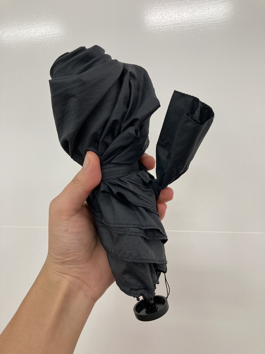 비오는 날 추천해보는 초경량 우산.
무게 99g > 계란 두 알 무게도 안 됨
정말 가볍고 물기도 잘 말라서 억수같이 비오는 날에도 물기 탈탈 털고 가방에 넣을 수 있음.
홈플러스에서 우연히 구매했는데 비오는날 보물 1호됨
3년째 잘 쓰는 중!
naver.me/Fwk5Qcbj