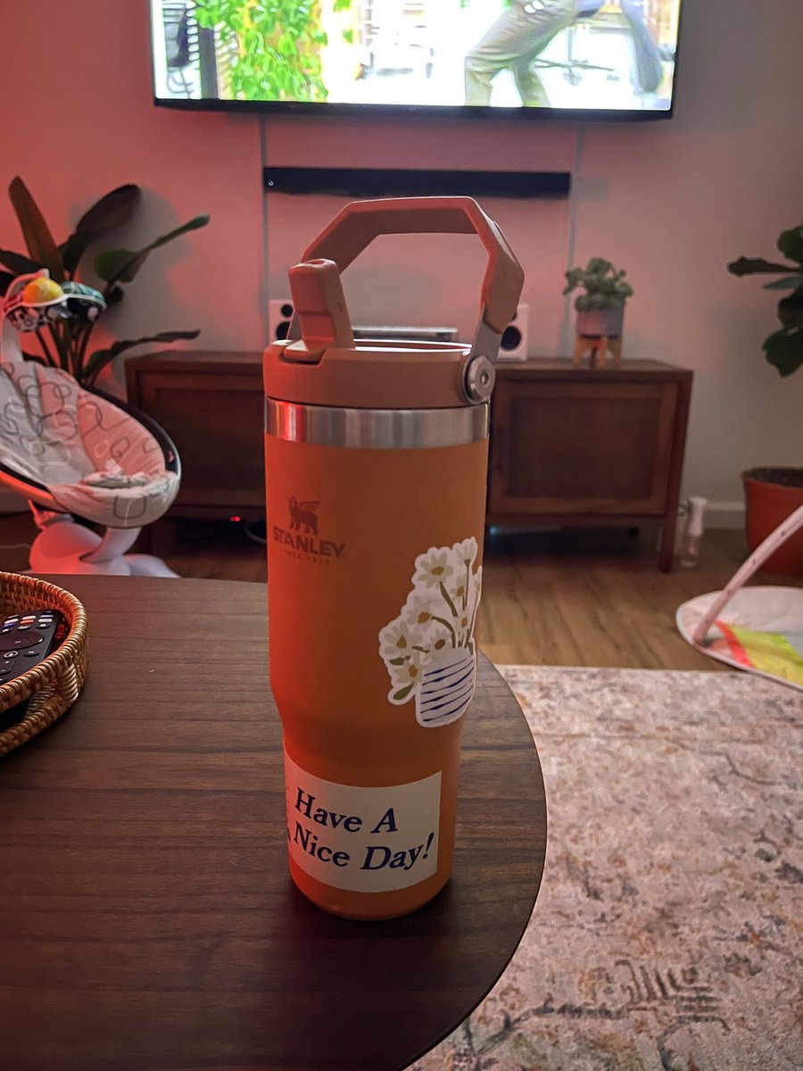 daysicakes's tweet photo. @samanfraaa I have this one and it’s great, it’s only like $30. I heard those suck and leak if you throw it in a bag. Def a tiktok thing https://t.co/SR3KfSxF9a