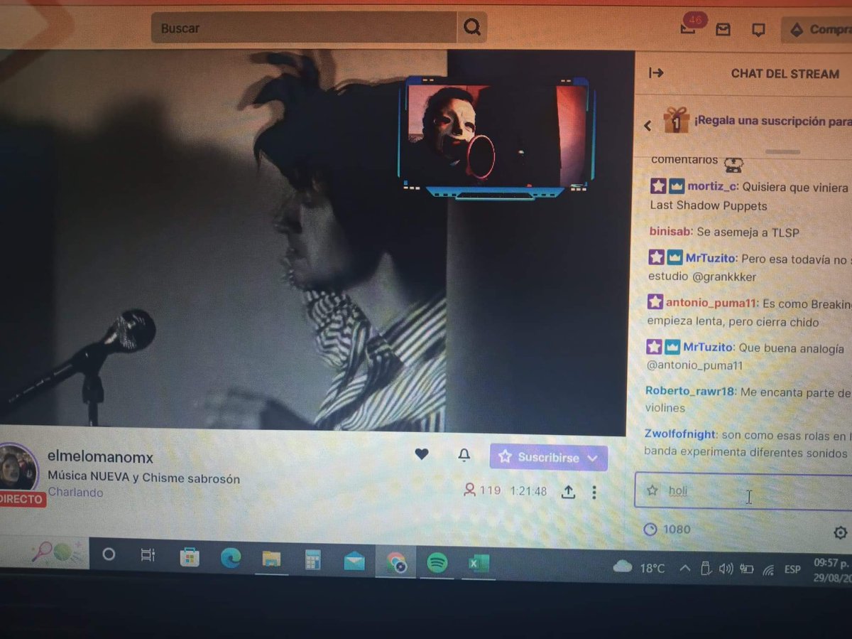 _emma_ambar_'s tweet photo. @ElMelomano_MX aquí viendo al tío melómano, se soltó la lagrimitaaa https://t.co/I6ojZtO2Xs