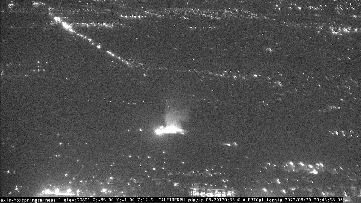 DanielFireTruck's tweet photo. #CrestmoreFire The Fire is 2 acres, with Moderate ROS, Unknown potential. https://t.co/BCHVk6L9XM