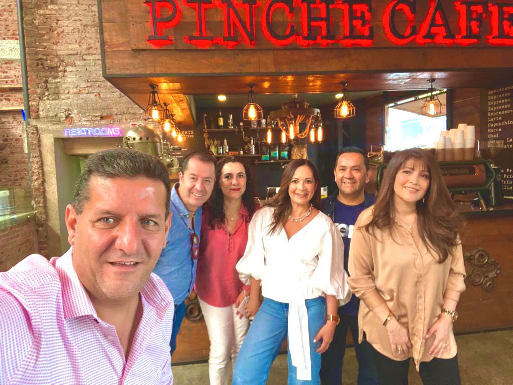 AnnelSanchezOr's tweet photo. @ricardomunozpro feliz cumpleaños compadrito,pásala padrisimo, te mando un abrazo enorme 🎉🎂🎁 https://t.co/Tg0EzBTFoC