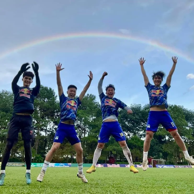 SatoRyuji164's tweet photo. Thanh xuân... 🌻
#hagl #ta11 #nguyentuananh #luongxuantruong #xt6 #tranminhvuong #mt8 #trantrungkien https://t.co/DQ6RQ8uvN2