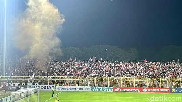 agakarebaa's tweet photo. PSM Makassar siap-siap kena denda gara-gara asap dari tribun terbuka Stadion BJ Habibie. Foto kedua, pelaku pembawa obor asap. 

Foto: detikcom &amp; WAG https://t.co/fT8zNYwC1w