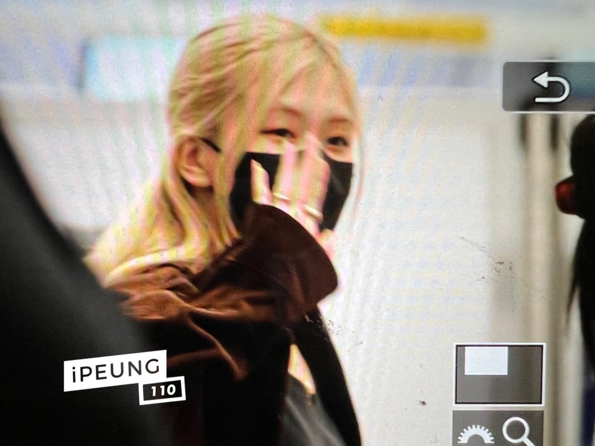 ipeung110's tweet photo. 220829  JFK  🛫 ICN 

👋🏻🗽 🎉 ~till we meet again!!!💓 

#BLACKPINK   #블랙핑크  #ROSÉ#BLACKPINKatVMAs #VMA https://t.co/QXlh6Fewfw