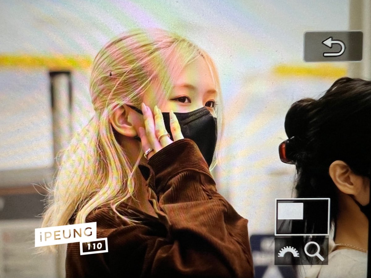 ipeung110's tweet photo. 220829  JFK  🛫 ICN 

👋🏻🗽 🎉 ~till we meet again!!!💓 

#BLACKPINK   #블랙핑크  #ROSÉ#BLACKPINKatVMAs #VMA https://t.co/QXlh6Fewfw