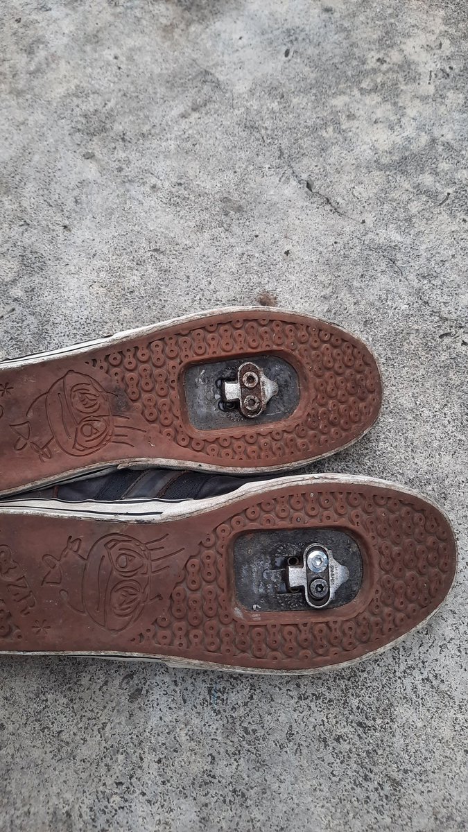 fajriyss's tweet photo. Sepatu cleat mtb DZR size 44 kondisi 8,8/10 gaada jebol sama sekali (sizing sama kayak sepatu sehari2) sudah termasuk tapal 700rb #fnfjb https://t.co/Mx4hXaja9X