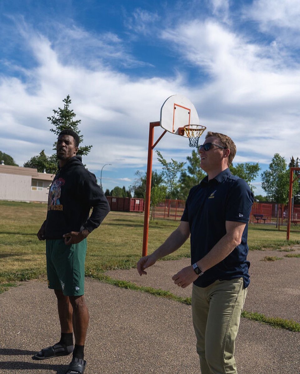IAm_Wilder32's tweet photo. Had a GREAT time with @ED_Stingers president @reedclarke82 today finding courts putting nets on those rims in need just before the 1st day of school tomorrow. Great convos about future initiatives. I appreciate you guys for allowing me to help!!
📸 @1912Studio
#getWILDER https://t.co/wuUOiEThAY