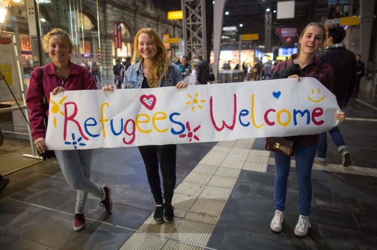 lexiton5's tweet photo. Nederlandse meisjes: welkom vluchtelingen, hebben geen idee wat asieladvocaten, het COA, Vluchtelingenwerk Nederland, de VN, Amnesty, Rode Kruis hieraan verdiend. Wie bewijst dat het geld echt naar die goudzoekers gaat want ze klagen alléén maar, aan de strijkstok hangen... https://t.co/nLnp8U94fZ