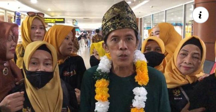 Kalah artis/pejabat, disambut kalungan bunga, arak2an dan langsung diwawancarai awak media Nasional.

Alhamdulillah dan sekali lagi terimakasih ya Allah, terimakasih para lowyer, mak2 FPKB dan untuk semua masyarakat Riau Pekanbaru khususnya atas do'a nya...

#NoviralNojustice