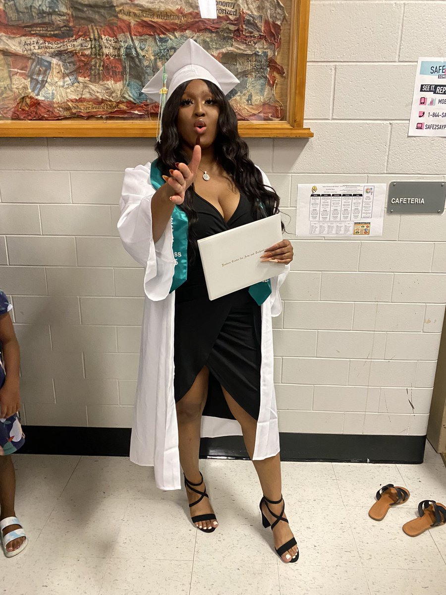 ___DDiamond's tweet photo. #GraduateNurse2022💓 https://t.co/MVrRJGEm8L