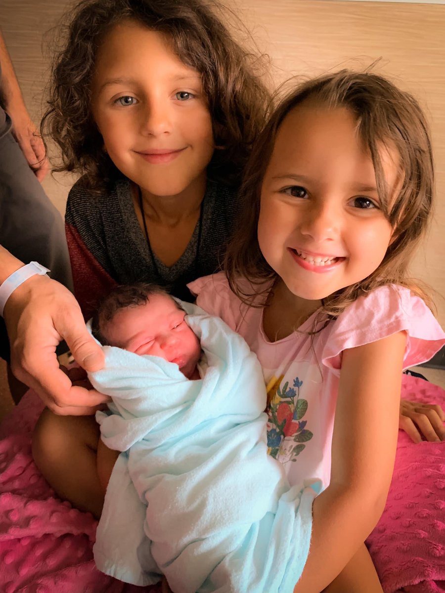 lyzamaryeme's tweet photo. Il y a 3 ans j’accueillais ma petite dernière Gaëlle 🥰 mon fils était bien contant mais ma fille comme on peut voir sur la photo est TRÈS heureuse d’être grande sœur ! Bon aujourd’hui c’est la guerre mais bon l’amour est la ! #bonnefete #troisans https://t.co/HlO27W9DIQ