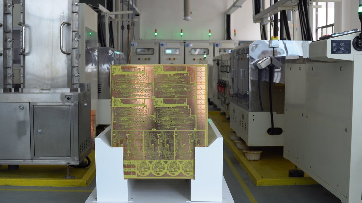 allpcb's tweet photo. After the circuit etching is completed, the robot will transport the PCBs to the next workshop.
#allpcb #pcb #pcba #SMT #SMD #electronics #pcbassemble #pcbdesign #pcbmanufacturing #hardware #assembly #game https://t.co/D5mtP2UqOI