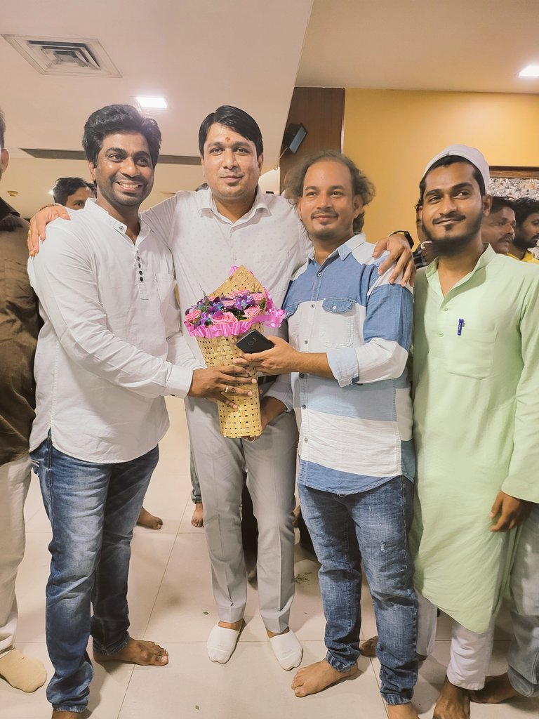 मुझे गर्व है भारत के मुसलमानो 🕋 पर ...
एक भी मुसलमान शाहरूख के साथ खडा नही दिखा ✌
पर इस देश ने बलात्कारीयो को सर्मथन मे रेली निकालते, माला पहनाते भाजपाई हिंदुओ को अपनी आँखो से देखा !
मुसलमान लाख गुना बेहतर है ऐसे हिंदुओ से 🙏 #justiceforAnkitaKumari

🇮🇳🇮🇳 #VinayDubeyMumbai 🇮🇳🇮🇳