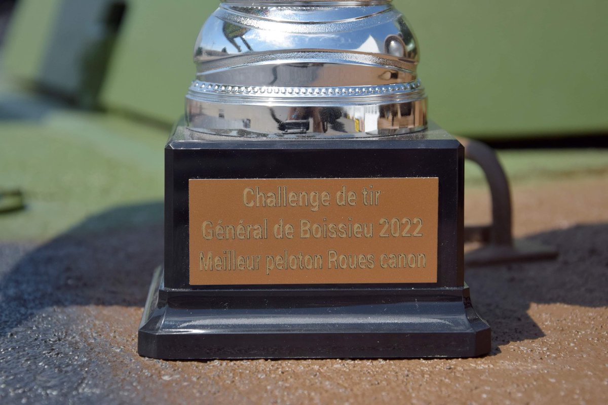RICM_off's tweet photo. Le 16 juillet dernier, lors des cérémonies du Carrousel 2022, l’adjudant Daniel a reçu des mains du @CEMAT_FR le général Schill, le prix du meilleur peloton 10RC en tir pour l’année 2021-2022. Qui battra le record cette année ?
#1RIMa #1REC #1RS #1RHP #4eRCH #3eRH https://t.co/cBIuYJaWxz