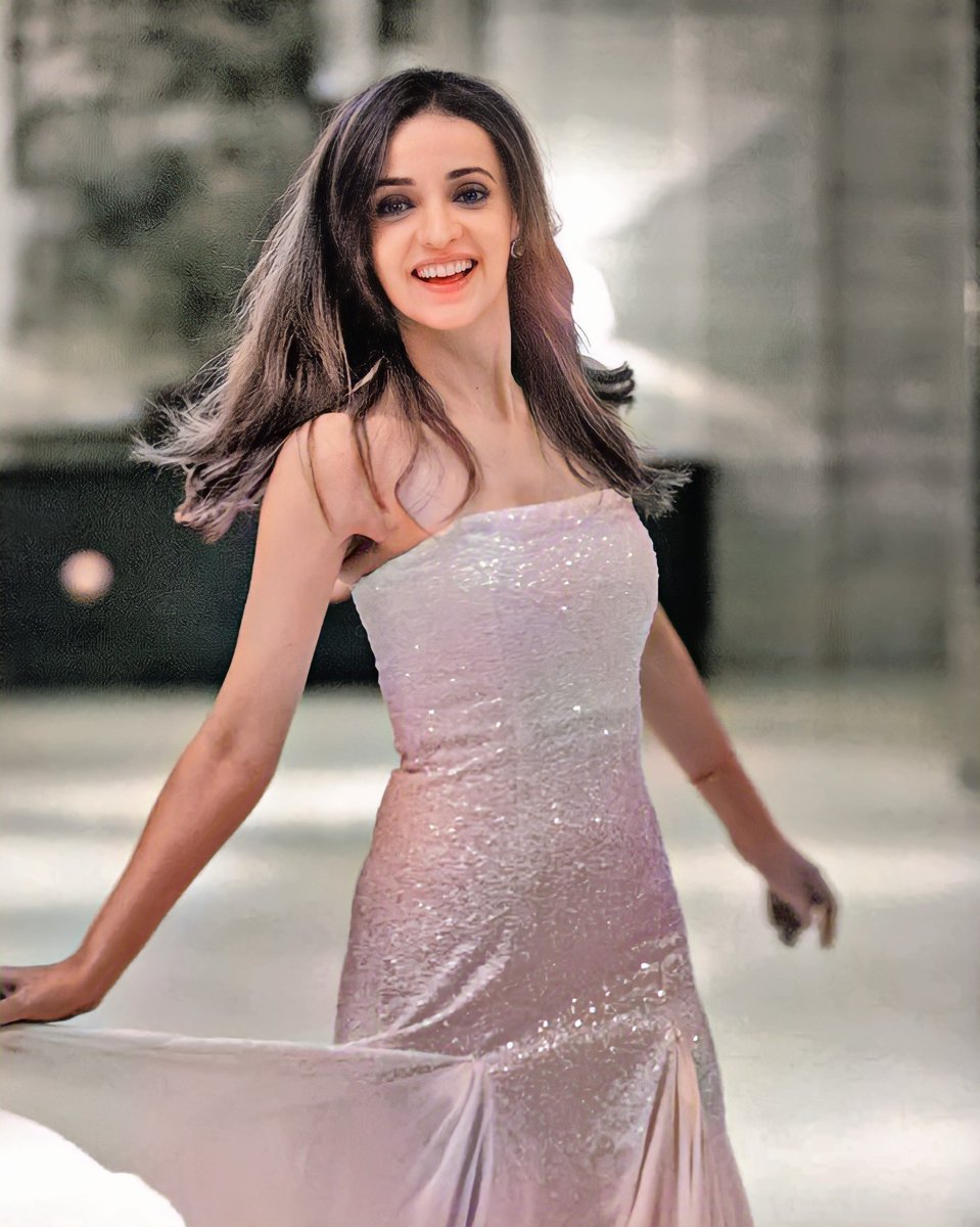 Sanayasparkles1's tweet photo. Sanaya Irani should hire a PR. Everyone has except her,she doesn't even make reels like other actors to be in limelight.

#SanayaIrani https://t.co/GQPlWJeeUq